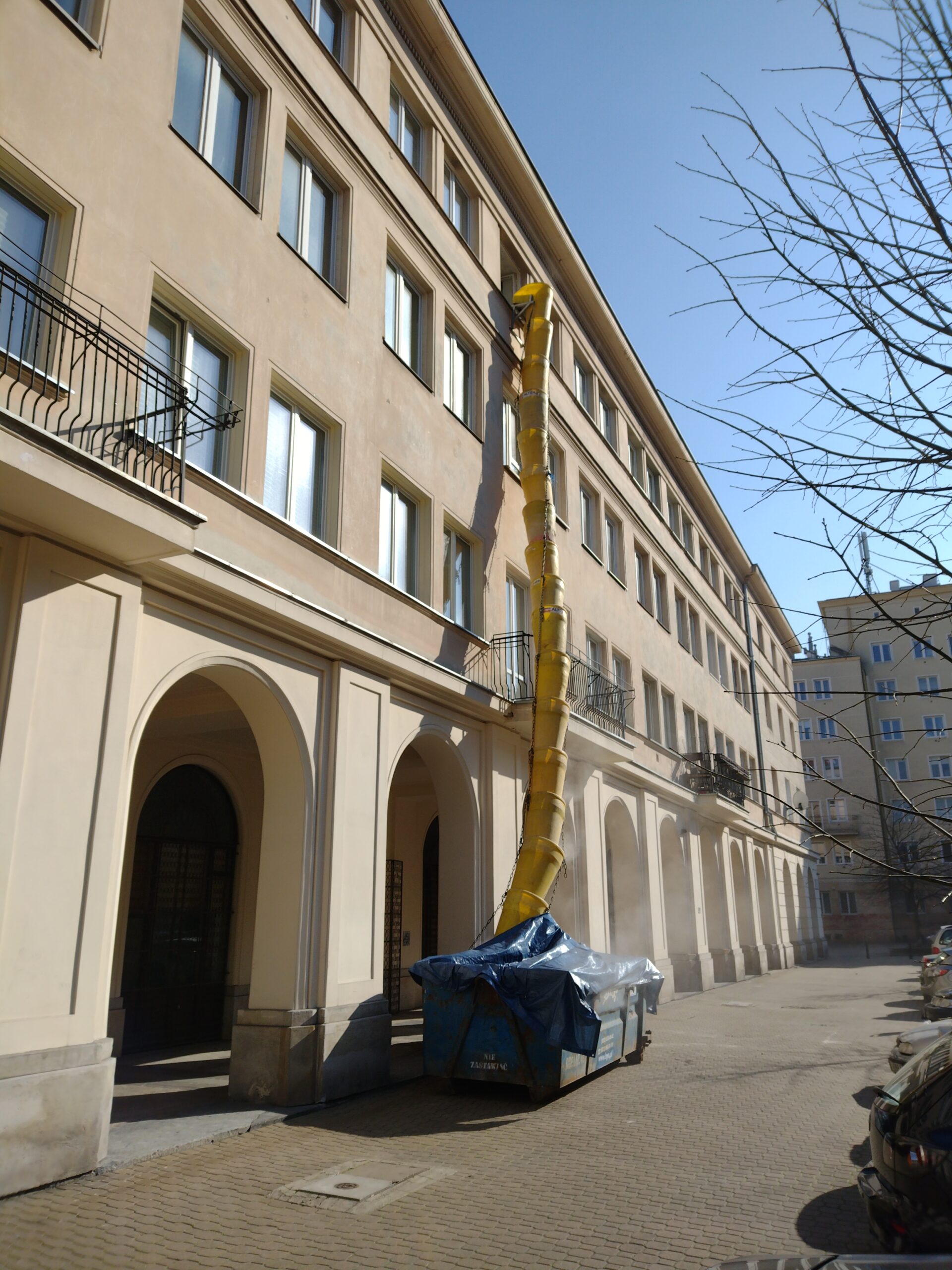 Zsyp do gruzu – wypożyczalnia Warszawa. Czy warto wynająć zsyp zamiast ręcznie znosić odpady?