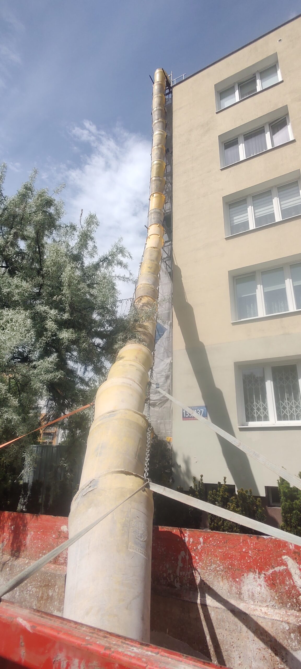 Zsyp do gruzu czy ręczne znoszenie odpadów? Porównanie kosztów, czasu i bezpieczeństwa