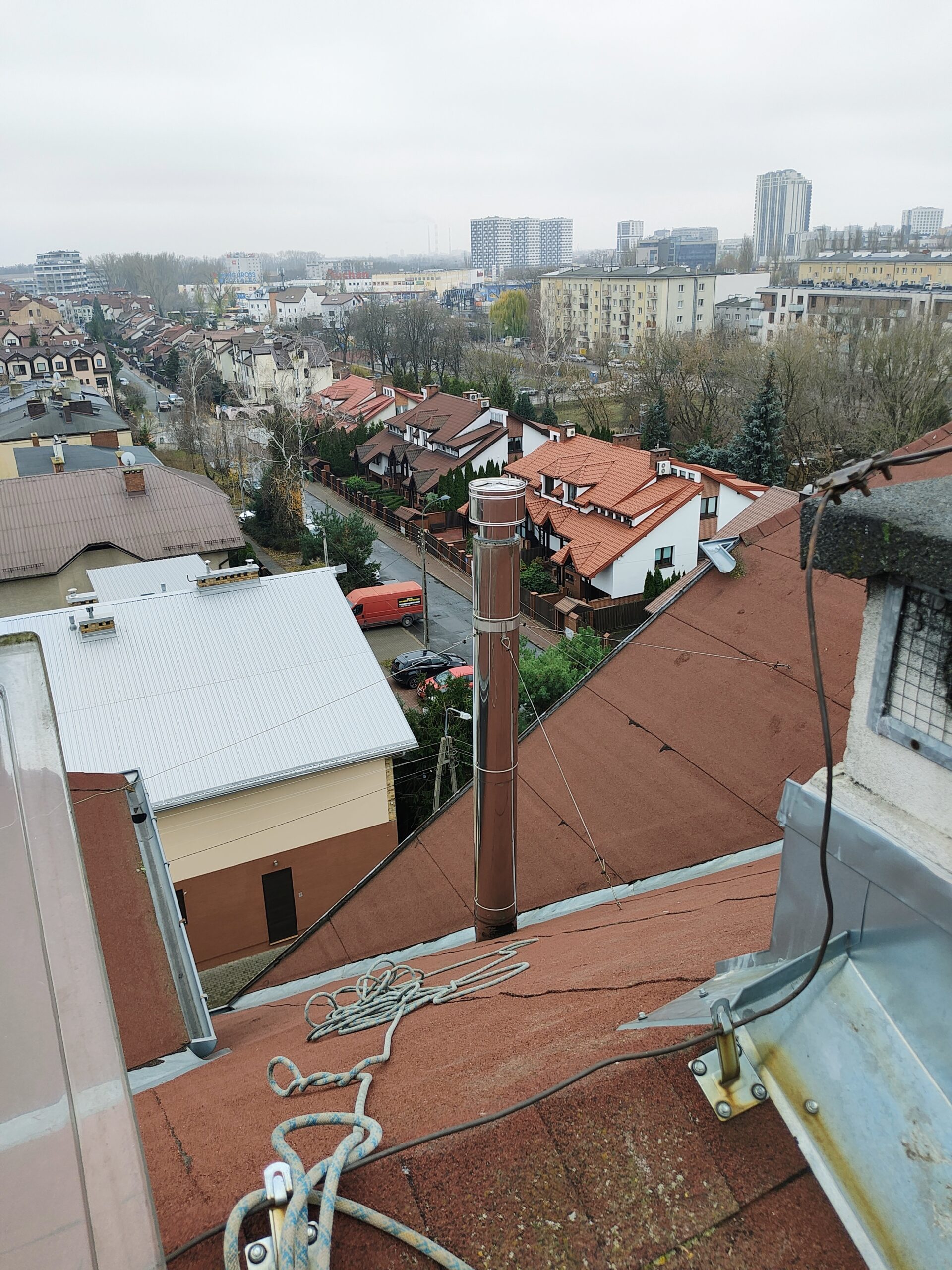 Prace dekarskie i serwis dachów wykonywane technikami alpinistycznymi