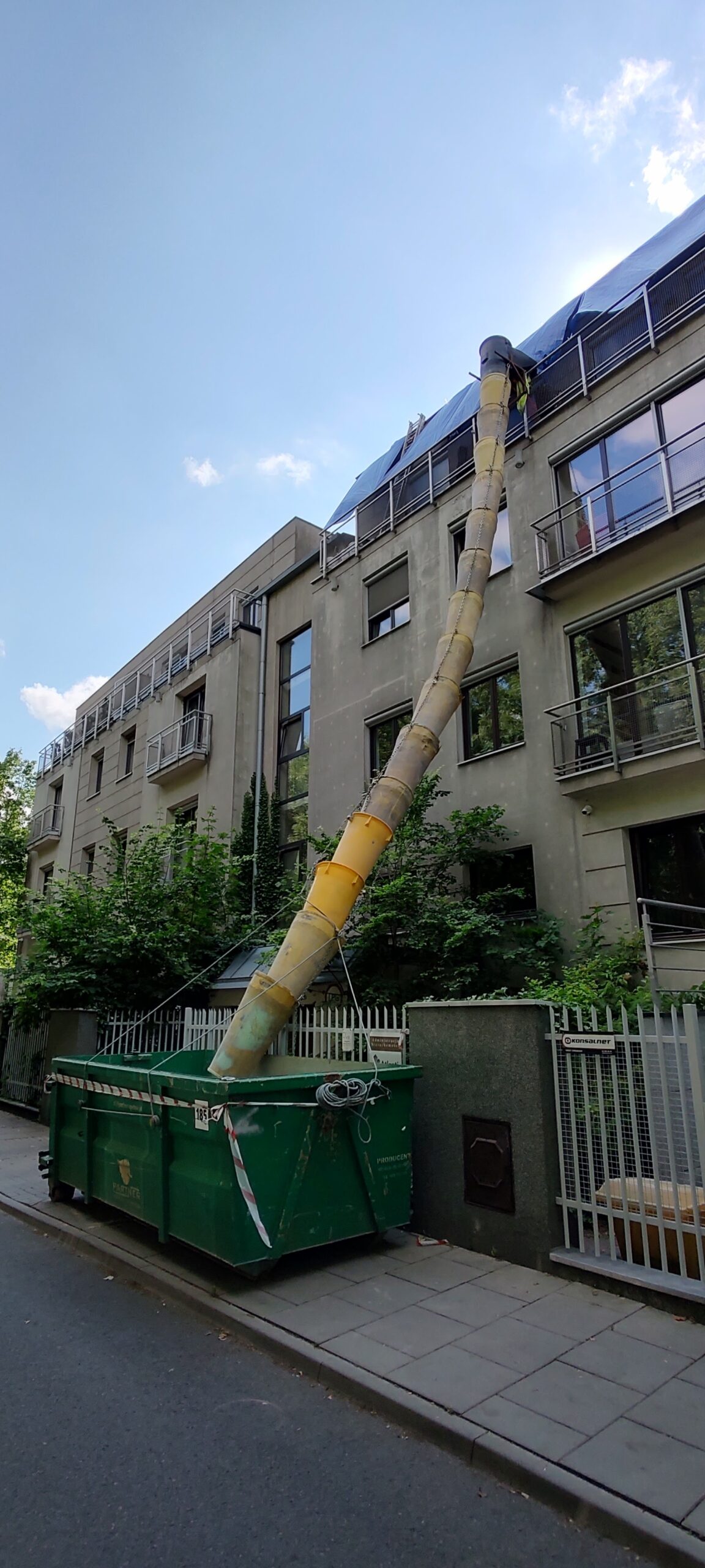 Montaż zsypu do gruzu na szklanej balustradzie – case study