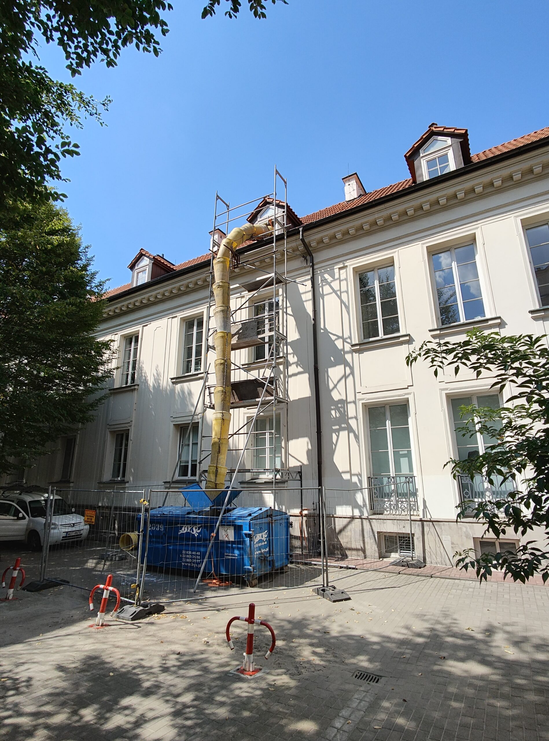 Montaż zsypu i rusztowania w zabytkowym budynku | Al. Solidarności, Collegium Medyczne, Warszawa – Case Study